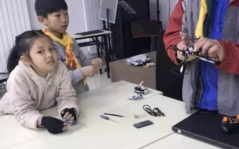 無(wú)人機(jī)編程-讓孩子在玩中學(xué)習(xí)無(wú)人機(jī)的編程！