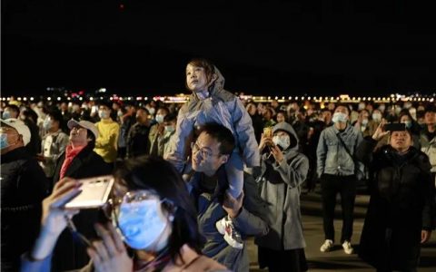 多圖高清！200架無(wú)人機(jī)昆明滇池升空表演