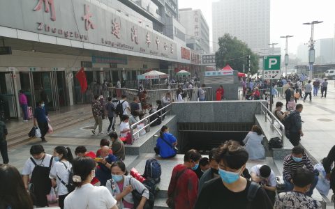 人從眾！國慶第一天，這些地方迎來了客流、車流最高峰
