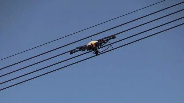 俄軍研制可利用輸電線進(jìn)行充電無人機(jī)插圖 圖片